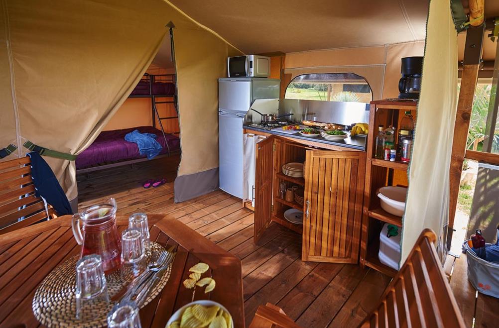camping kost-ar-moor - cuisine équipée tente locative