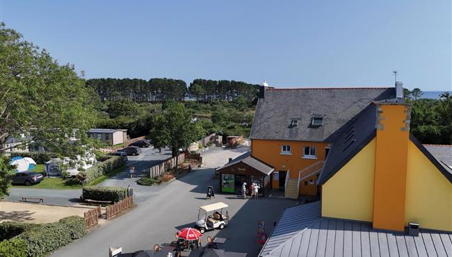 cartes et infos touristiques disponibles à l'accueil - camping kost-ar-moor finistère 29