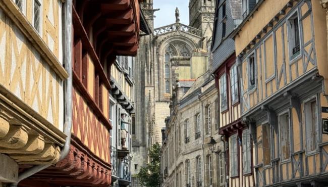 Ruelle de Quimper avec sa cathédrale