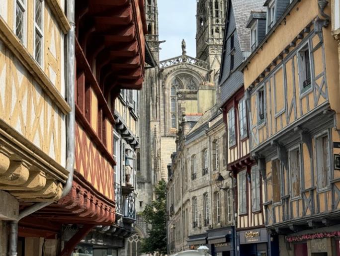Ruelle de Quimper avec sa cathédrale