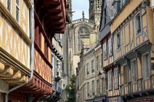 Ruelle de Quimper avec sa cathédrale - Camping Kost Ar Moor - Fouesnant