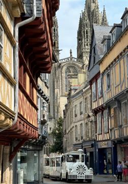 Ruelle de Quimper avec sa cathédrale - Camping Kost Ar Moor - Fouesnant